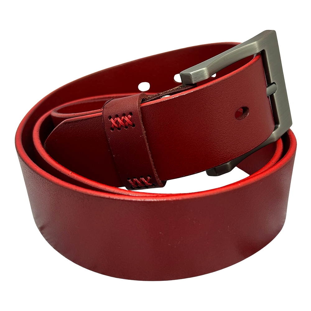 חגורת עור אדומה עם אבזם מתכת