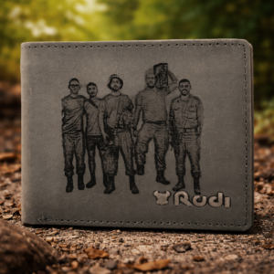 ארנק עור אפור לגבר עם חריטת תמונה בלייזר של חמישה גברים ולוגו Rudi
