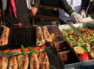 דוכן אוכל רחוב באיסטנבול עם דגים ותבלינים כחלק מחוויה של חופשה מושלמת באיסטנבול