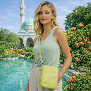 תיק צד קומפקטי לנשים בצבע צהוב בעיצוב אלגנטי