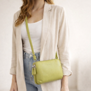 דוגמנית עם תיק צד קטן מעור בצבע צהוב בהיר בסגנון אורבני