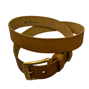 חגורת עור חומה איכותית לגבר מגולגלת על רקע לבן