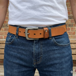 גבר לובש חגורת עור לגבר 3.8 ס"מ תוצרת ישראל בצבע חום עם ג'ינס כחול