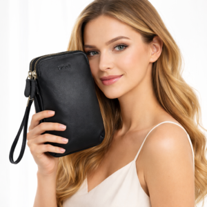 ארנק נשים מעור בצבע שחור מוחזק ביד על ידי דוגמנית