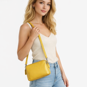 בחורה עם תיק צד קטן מעור בצבע צהוב בסגנון יומיומי