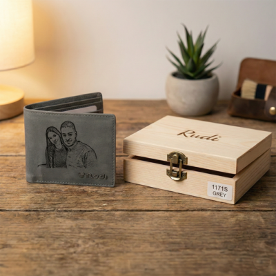 ארנק בעיצוב אישי מעור אמיתי מונח לצד קופסת עץ יוקרתית על שולחן