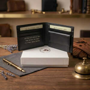 חריטה בלייזר על ארנק שחור לגבר מתנה אישית