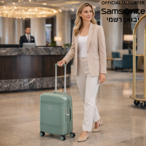 מזוודת Samsonite Image טרולי קבינה 55 ס״מ בצבע ירוק עם דוגמנית בלובי מלון יוקרתי
