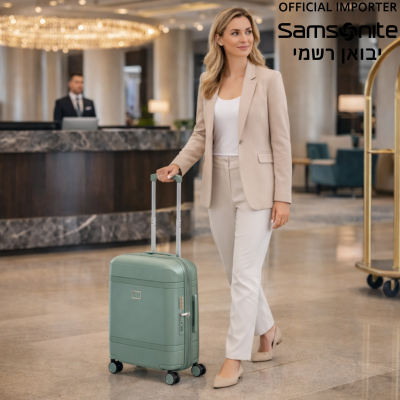 מזוודת Samsonite Image טרולי קבינה 55 ס״מ בצבע ירוק עם דוגמנית בלובי מלון יוקרתי