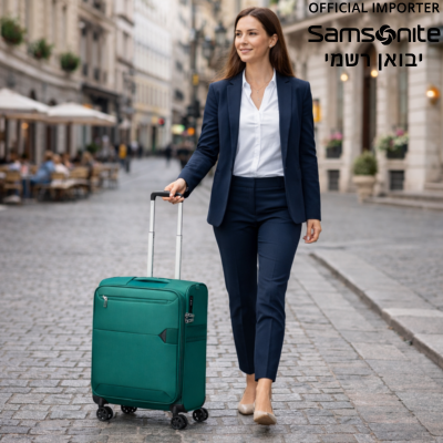 מזוודת טרולי ירוקה עם 4 גלגלים נגררת על ידי אישה ברחוב אירופאי