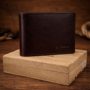 ארנק מעור לגברים פתוח על קופסת עץ טבעי מבית Rudi