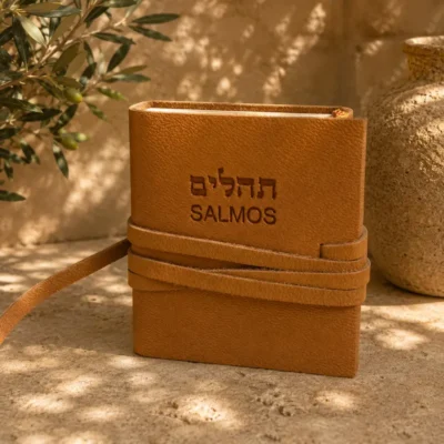 ספר תהילים עברית ספרדית בכריכת עור אמיתי בגוון קאמל עם רצועת קשירה – הוצאת סיני | רודי