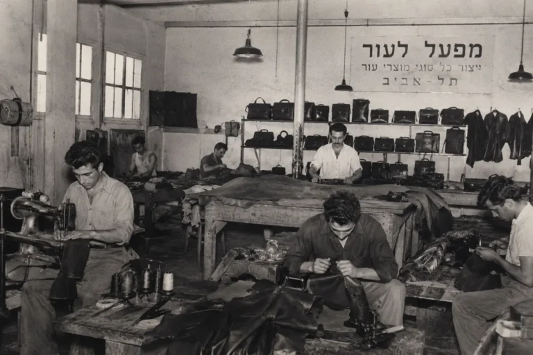 מפעל העור הראשון בישראל בשנות ה-50 בתל אביב