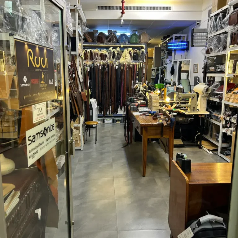 הסטודיו וקיר החגורות בחנות המזוודות ומוצרי העור של רודי בתל אביב